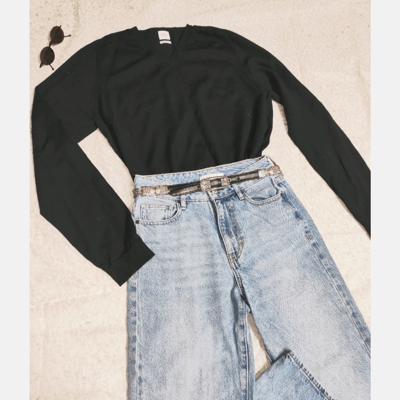 Merino Vneck black sweater - Picture 3 of 5